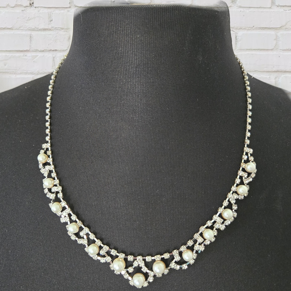 Elegant Pearl and Crystal Necklace